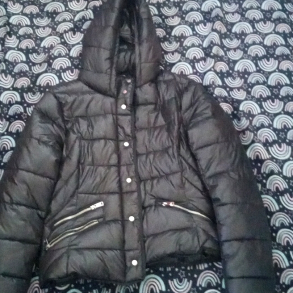 It's a very nice Puffer jacket black, pockets, and very nice for a cold day.